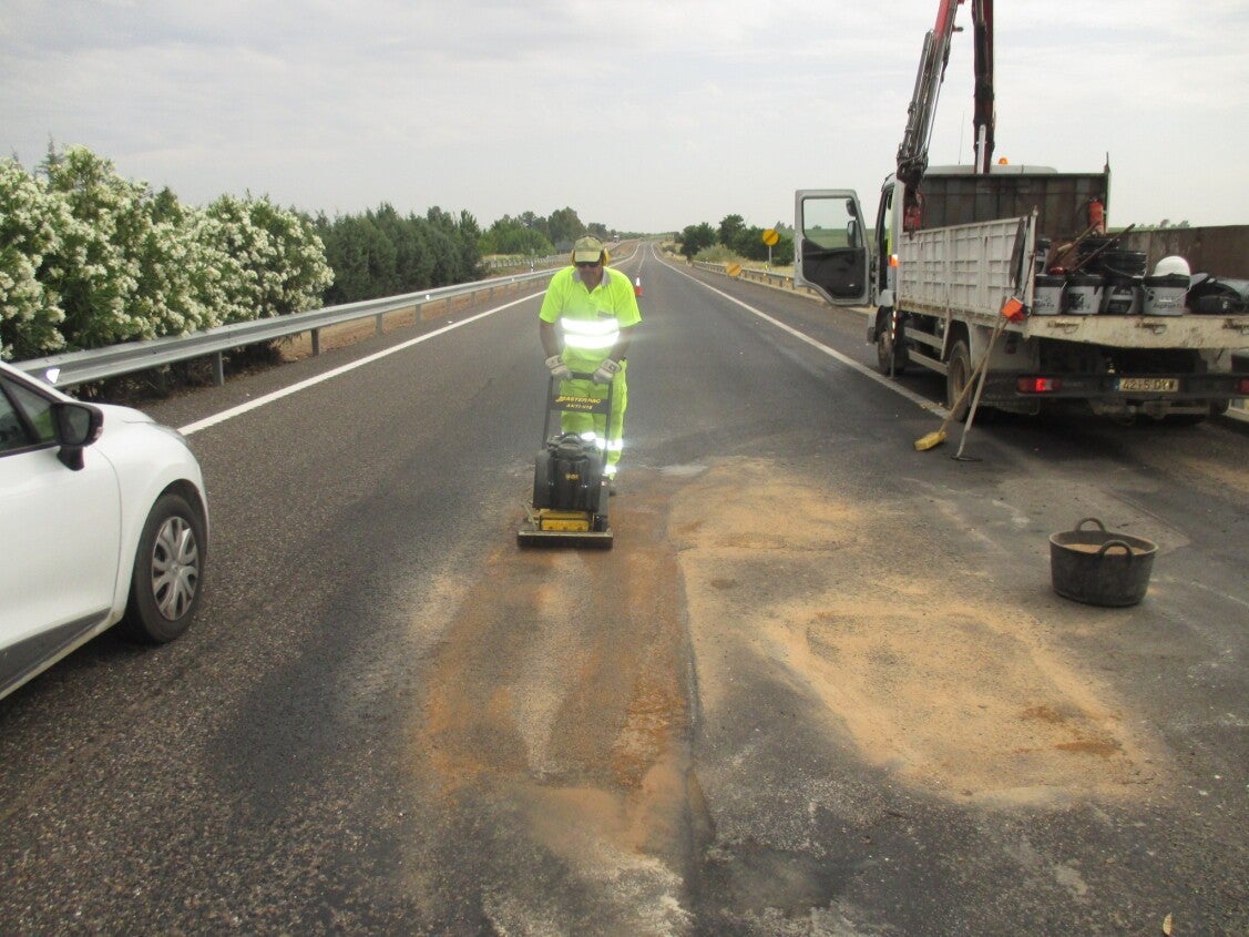 Transportes licita por 19,5 millones de euros un contrato para conservar cerca de 200 km de carreteras en la provincia de Badajoz Transportes licita por 19,5 millones de euros un contrato para conservar cerca de 200 km de carreteras en la provincia de Badajoz