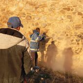 Villajoyosa limpia los grafitis vandálicos del Pont de Sant Argil