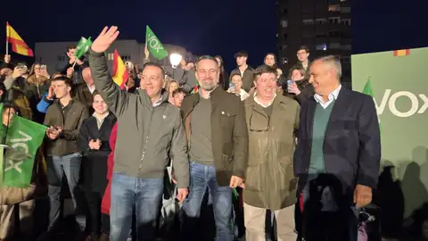 Abascal clama en Badajoz contra la "herencia del bipartidismo" y las "mentiras, traiciones y corrupciones" de PP y PSOE Abascal clama en Badajoz contra la "herencia del bipartidismo" y las "mentiras, traiciones y corrupciones" de PP y PSOE