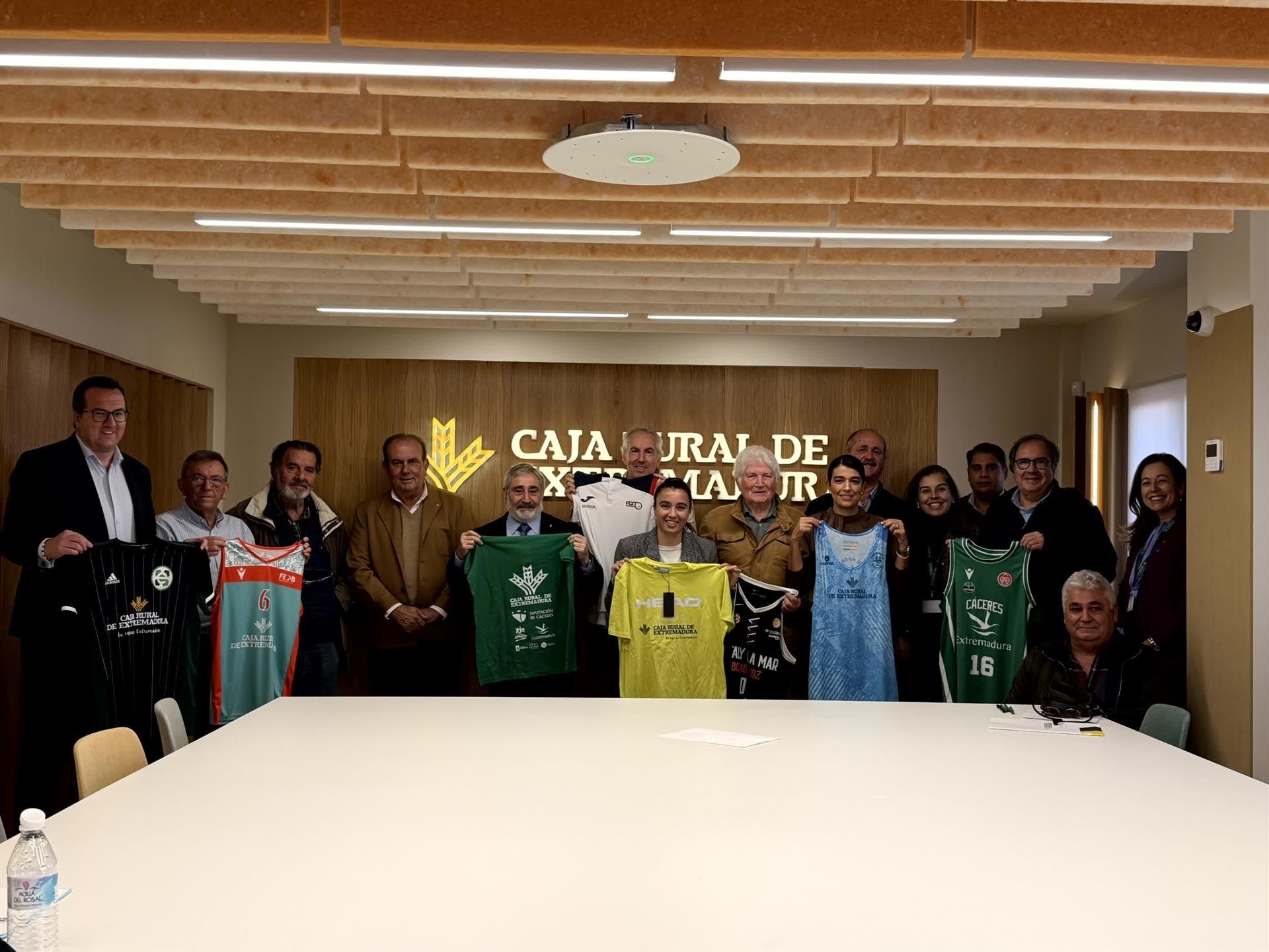 Caja Rural de Extremadura firma convenios de colaboración con diez federaciones deportivas y clubes de la región Caja Rural de Extremadura firma convenios de colaboración con diez federaciones deportivas y clubes de la región