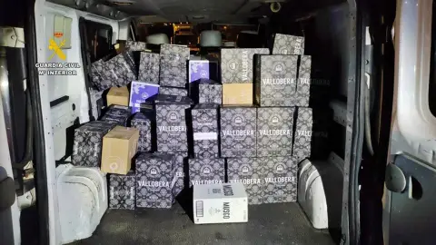 Tres detenidos al ser sorprendidos cuando sustraían mil botellas de vino de dos camiones en Monesterio Tres detenidos al ser sorprendidos cuando sustraían mil botellas de vino de dos camiones en Monesterio