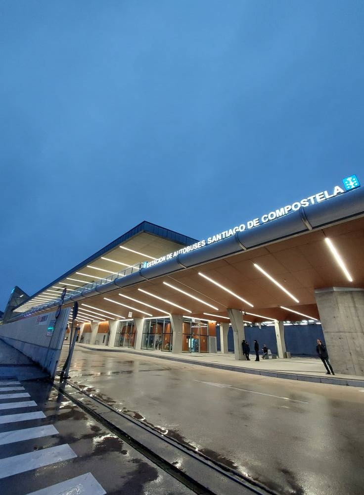 Seguimiento "total" de la huelga de transporte que deja a cientos de viajeros sin bus en la provincia mientras en Compostela el bus urbano funciona con servicios mínimos Seguimiento "total" de la huelga de transporte que deja a cientos de viajeros sin bus en la provincia mientras en Compostela el bus urbano funciona con servicios mínimos