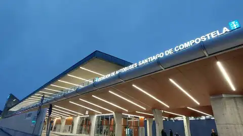 Seguimiento "total" de la huelga de transporte que deja a cientos de viajeros sin bus en la provincia mientras en Compostela el bus urbano funciona con servicios mínimos Seguimiento "total" de la huelga de transporte que deja a cientos de viajeros sin bus en la provincia mientras en Compostela el bus urbano funciona con servicios mínimos