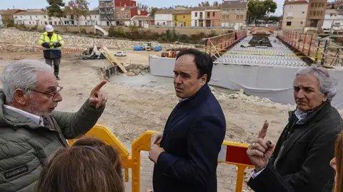 El 'president' de la Generalitat, Juanfran Pérez Llorca (c), en su visita a Picanya (Valencia). El 'president' de la Generalitat, Juanfran Pérez Llorca (c), en su visita a Picanya (Valencia).