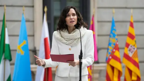 La presidenta de la Comunidad de Madrid, Isabel Díaz Ayuso, hace una declaración a la prensa a su llegada al acto institucional por el Día de la Constitución, este sábado, en Madrid. La presidenta de la Comunidad de Madrid, Isabel Díaz Ayuso, hace una declaración a la prensa a su llegada al acto institucional por el Día de la Constitución, este sábado, en Madrid.