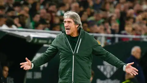 El entrenador del Betis Manuel Pellegrini, durante el partido de LaLiga EA Sports que Real Betis y FC Barcelona disputaron en el estadio de La Cartuja, en Sevilla El entrenador del Betis Manuel Pellegrini, durante el partido de LaLiga EA Sports que Real Betis y FC Barcelona disputaron en el estadio de La Cartuja, en Sevilla