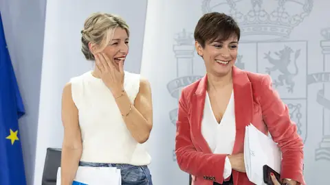 La vicepresidenta segunda Yolanda Díaz, y la ministra de Vivienda Isabel Rodríguez (d La vicepresidenta segunda Yolanda Díaz, y la ministra de Vivienda Isabel Rodríguez (d