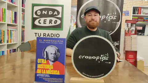 Nos citamos en Cronopios con Miguel Ángel Cajigal Vera, El Barroquista, para presentar su nuevo libro: “Otra historia de la música. ¿Qué pensaría Bach de la música actual?” Entre micros y libros