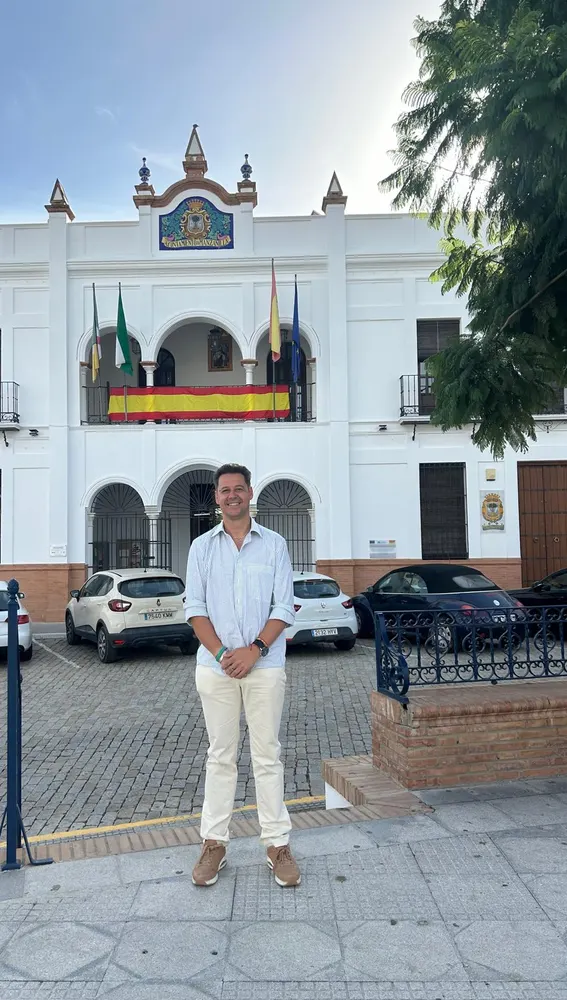 El alcalde de Manzanilla, Javier Serrano, a las puertas del Ayuntamiento. El alcalde de Manzanilla, Javier Serrano, a las puertas del Ayuntamiento.
