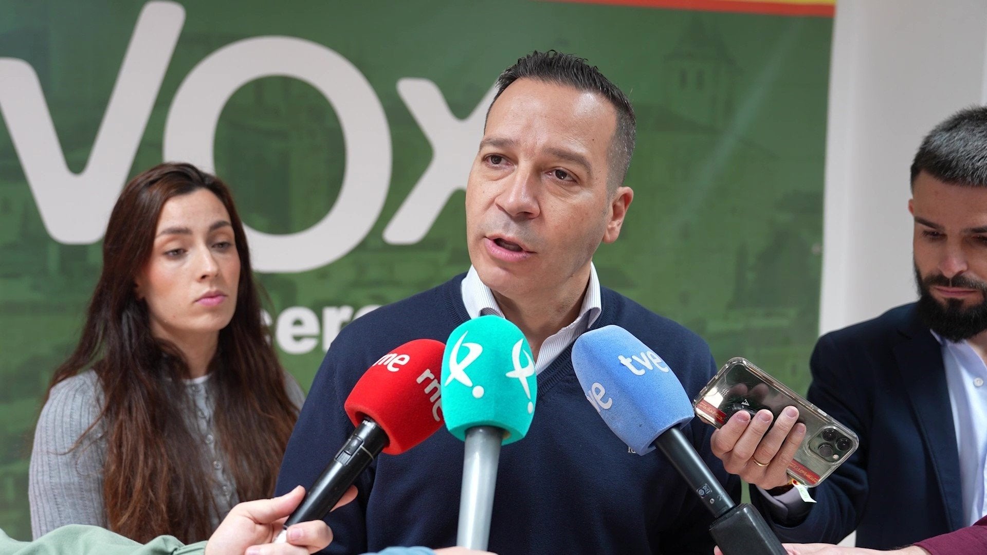 Fernández Calle advierte a Guardiola que ya conoce sus propuestas y que no van a "regalar" ni un solo voto Fernández Calle advierte a Guardiola que ya conoce sus propuestas y que no van a "regalar" ni un solo voto