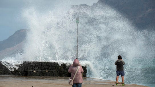 Muere uno de los dos pescadores arrastrados por un golpe de mar en la costa de Lanzarote
