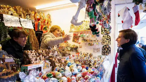 El alcalde Almeida visita el mercadillo de Navidad de la Plaza Mayor El alcalde Almeida visita el mercadillo de Navidad de la Plaza Mayor