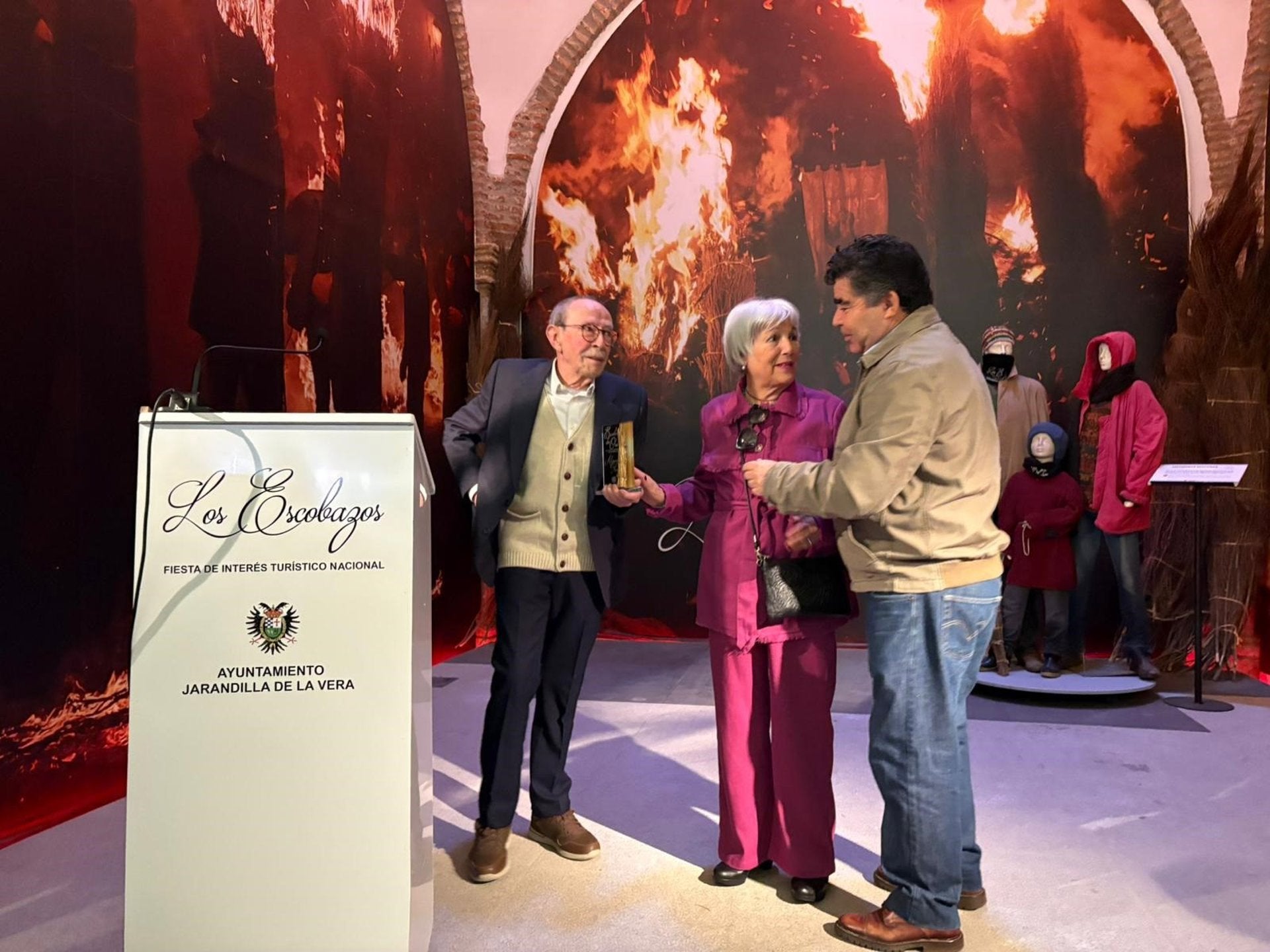 Jarandilla de la Vera concede el 'Escobón de Oro' al cantante Alejandro Sanz Jarandilla de la Vera concede el 'Escobón de Oro' al cantante Alejandro Sanz