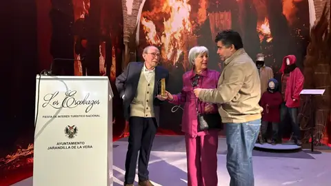 Jarandilla de la Vera concede el 'Escobón de Oro' al cantante Alejandro Sanz Jarandilla de la Vera concede el 'Escobón de Oro' al cantante Alejandro Sanz