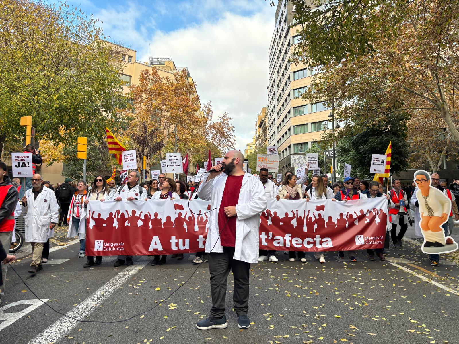 Uns 800 metges surten al carrer en el primer de dos dies de vaga Uns 800 metges surten al carrer en el primer de dos dies de vaga