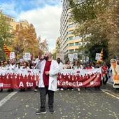 Uns 800 metges surten al carrer en el primer dia de vaga a la professió Uns 800 metges surten al carrer en el primer dia de vaga a la professió