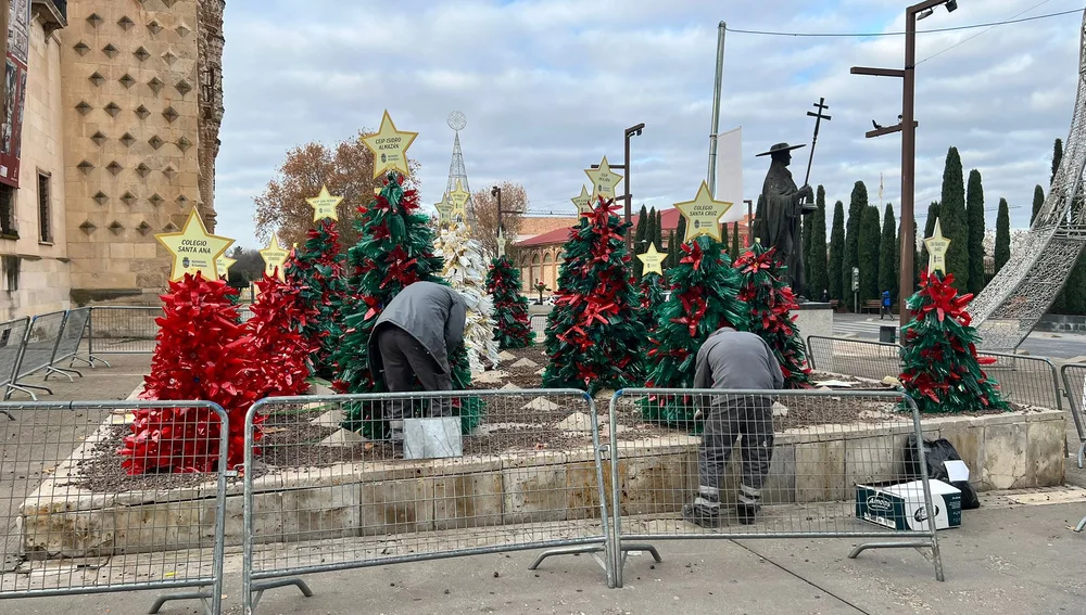 Operarios municipales reparando el 'Bosque del Reciclaje' de Guadalajara Operarios municipales reparando el 'Bosque del Reciclaje' de Guadalajara