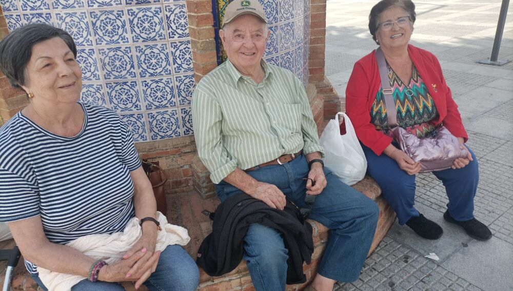 Algunos vecinos de Manzanilla participaron en el programa especial de Onda Cero.