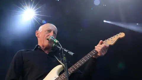 El cantante y guitarrista del grupo Ilegales, Jorge Martínez, durante un concierto en 2023 El cantante y guitarrista del grupo Ilegales, Jorge Martínez, durante un concierto en 2023