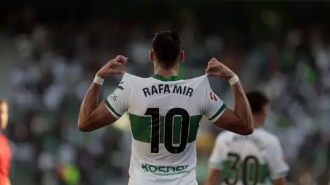 Rafa Mir celebra uno de sus goles frente al Girona. Rafa Mir celebra uno de sus goles frente al Girona.