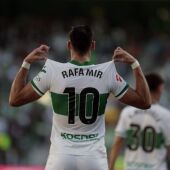Rafa Mir celebra uno de sus goles frente al Girona.