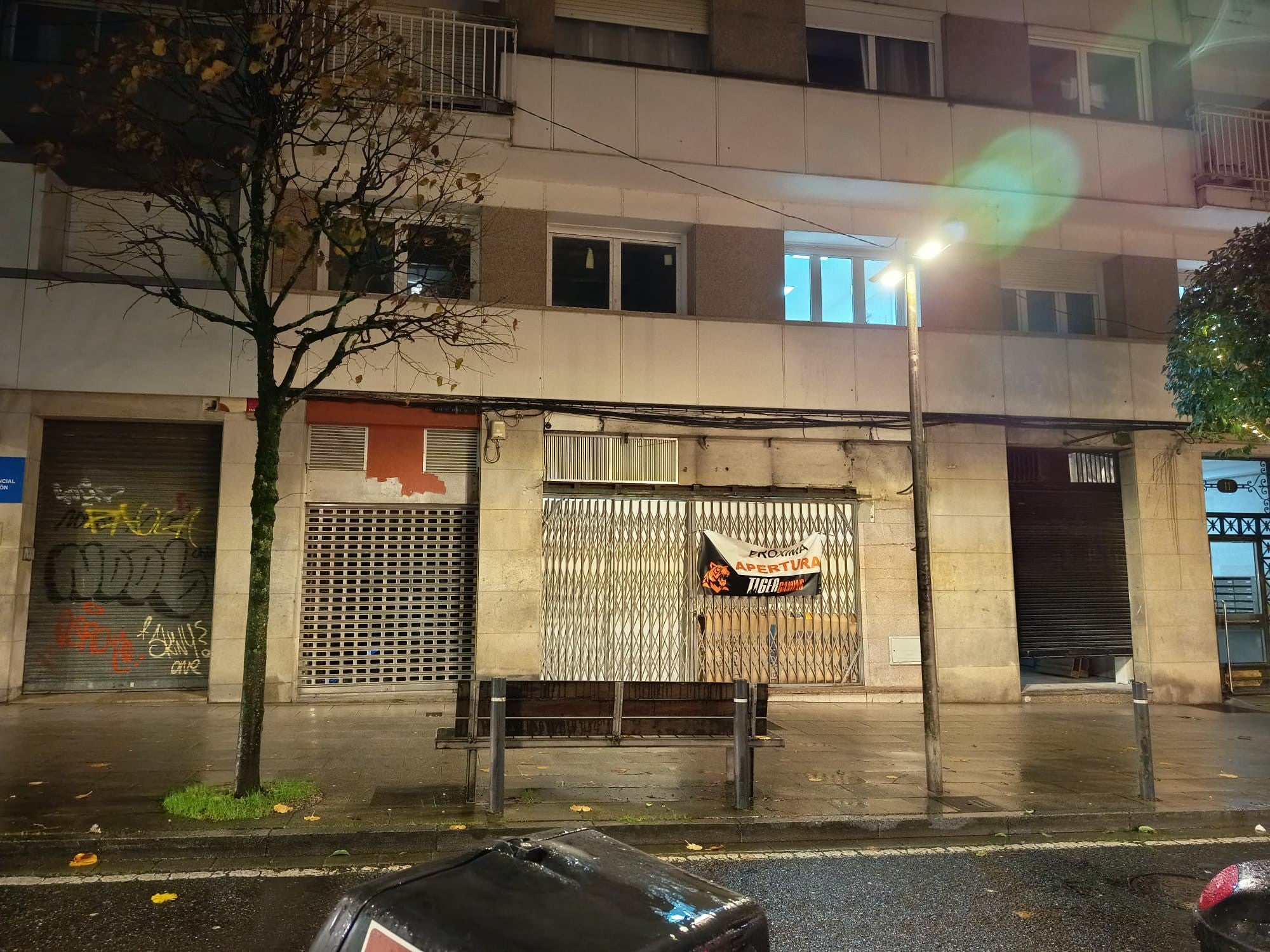 Vecinos del Ensanche y padres de alumnos del colegio Cluny se muestran preocupados por la posible apertura de un local de apuestas en la rúa Fernando III O Santo Vecinos del Ensanche y padres de alumnos del colegio Cluny se muestran preocupados por la posible apertura de un local de apuestas en la rúa Fernando III O Santo