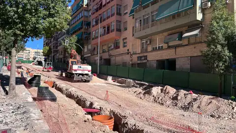 Imagen archivo de las obras en la calle Clara Campoamor de Elche. Imagen archivo de las obras en la calle Clara Campoamor de Elche.
