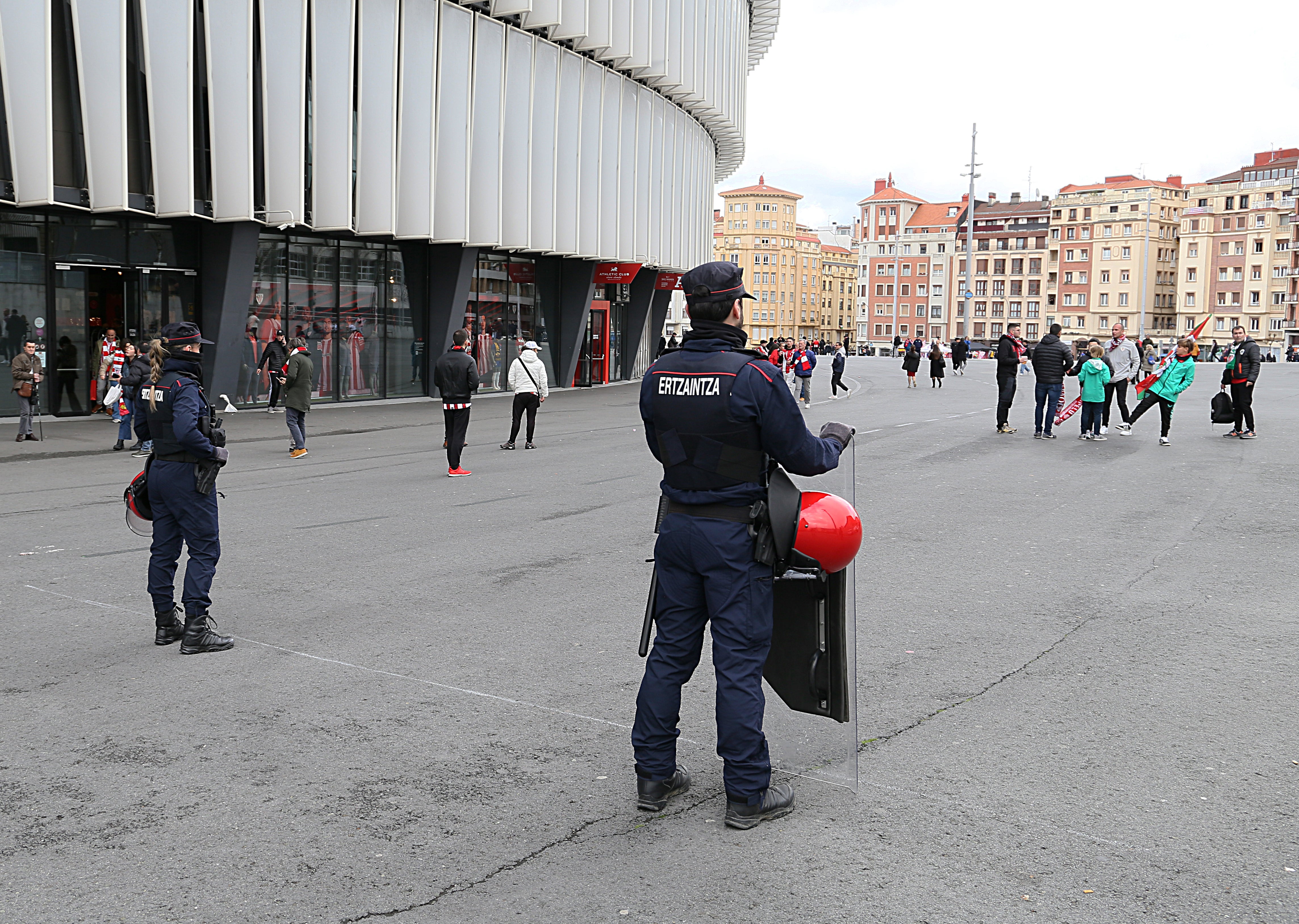 Más de 600 ertzainas para la seguridad en el partido entre el Athletic Club y el PSG Más de 600 ertzainas para la seguridad en el partido entre el Athletic Club y el PSG