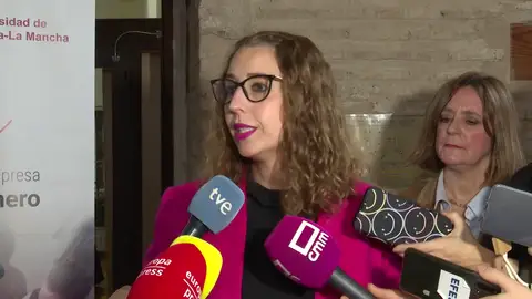 Una consejera del PSOE insinúa irregularidades en las primarias que ganó Sánchez: "En los censos aparecían 30 ó 40 personas" Una consejera del PSOE insinúa irregularidades en las primarias que ganó Sánchez: "En los censos aparecían 30 ó 40 personas"