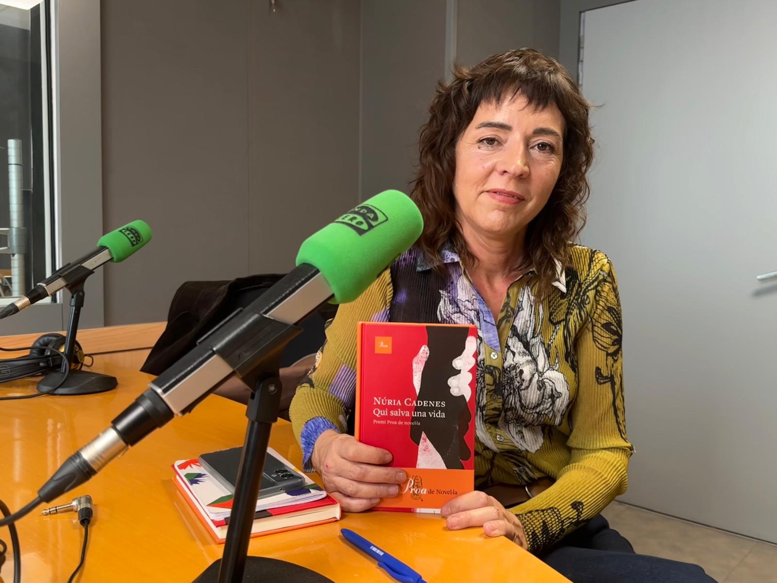 Núria Cadenes, Premi Proa de Novel·la, presenta 'Qui salva una vida' Núria Cadenes, Premi Proa de Novel·la, presenta 'Qui salva una vida'