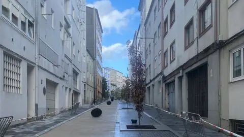 La rúa de Puente la Reina reabre al tráfico tras una remodelación que mejora la calidad del espacio público y las redes de servicios públicos La rúa de Puente la Reina reabre al tráfico tras una remodelación que mejora la calidad del espacio público y las redes de servicios públicos