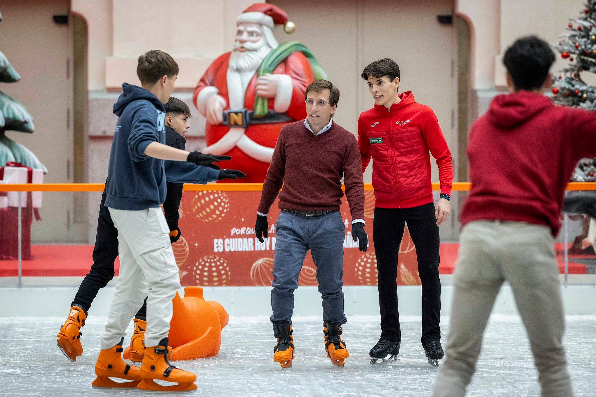 Cibeles abre su tradicional pista de patinaje sobre hielo Cibeles abre su tradicional pista de patinaje sobre hielo