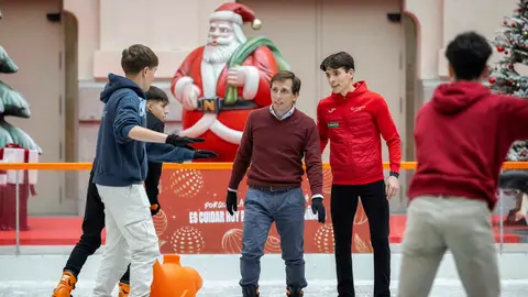 El alcalde Almeida patinando en la pista de hielo de Cibeles El alcalde Almeida patinando en la pista de hielo de Cibeles