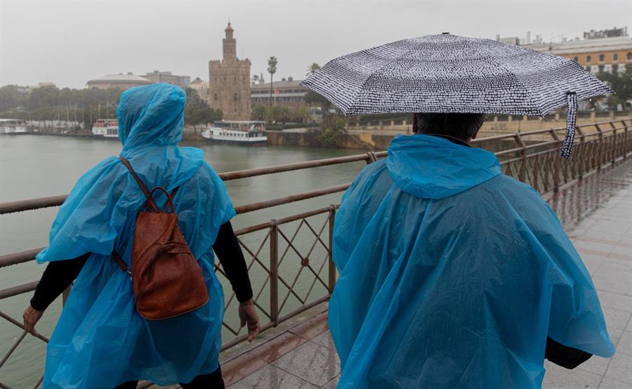 La AEMET decreta la alerta roja en Valencia y Andalucía por lluvias torrenciales para este domingo La AEMET decreta la alerta roja en Valencia y Andalucía por lluvias torrenciales para este domingo