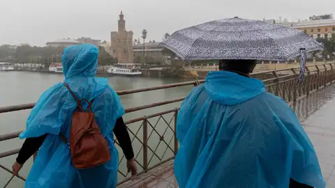 Turistas bajo la lluvia en Sevilla. Foto de archivo. Turistas bajo la lluvia en Sevilla. Foto de archivo.