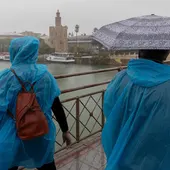 Turistas bajo la lluvia en Sevilla. Foto de archivo. Turistas bajo la lluvia en Sevilla. Foto de archivo.