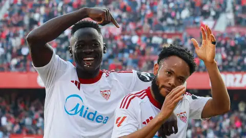 El delantero del Sevilla Chidera Ejuke (d) celebra el gol marcado ante el Oviedo, cuarto para el conjunto sevillista, durante el partido de LaLiga disputado este domingo en el estadio Sánchez Pizjuán de Sevilla El delantero del Sevilla Chidera Ejuke (d) celebra el gol marcado ante el Oviedo, cuarto para el conjunto sevillista, durante el partido de LaLiga disputado este domingo en el estadio Sánchez Pizjuán de Sevilla