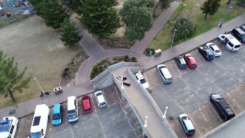 Los dos tiradores en el puente donde han sido abatidos