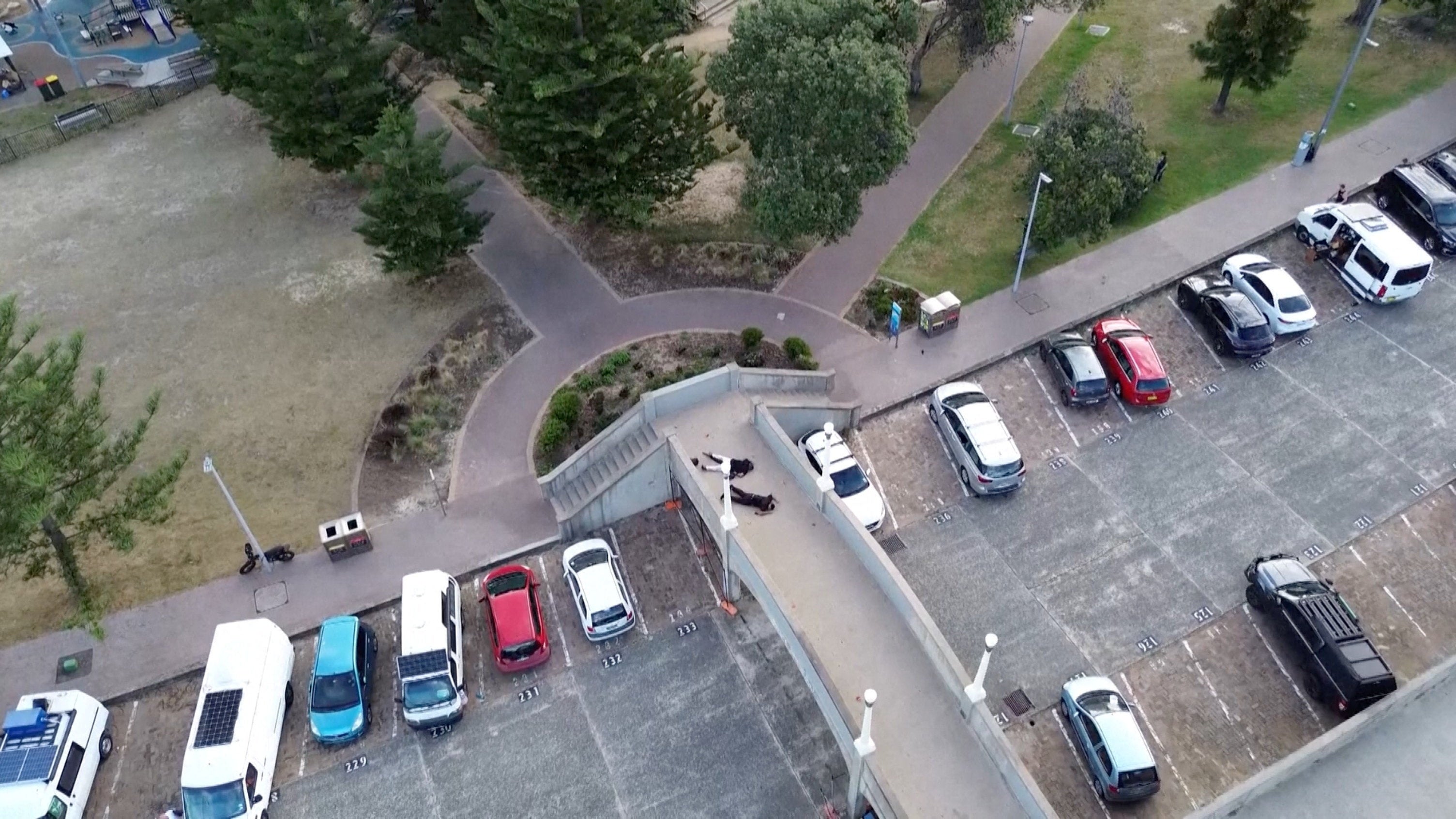 Los dos tiradores en el puente donde han sido abatidos Los dos tiradores en el puente donde han sido abatidos