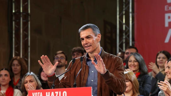  El presidente del Gobierno y secretario general del PSOE, Pedro S&aacute;nchez en un acto electoral celebrado en C&aacute;ceres