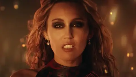 Miley Cyrus en el videoclip de 'Dream As One', su canción para 'Avatar: Fuego y ceniza' Miley Cyrus en el videoclip de 'Dream As One', su canción para 'Avatar: Fuego y ceniza'