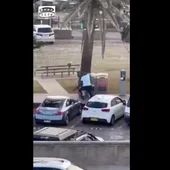 El vídeo del héroe de Bondi Beach: un hombre se abalanza contra un atacante en pleno tiroteo y le quita el arma El vídeo del héroe de Bondi Beach: un hombre se abalanza contra un atacante en pleno tiroteo y le quita el arma