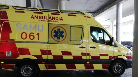 Una ambulancia de soporte vital básico del SAMU 061 de Baleares, aparcada en el Hospital Son Espases. Una ambulancia de soporte vital básico del SAMU 061 de Baleares, aparcada en el Hospital Son Espases.