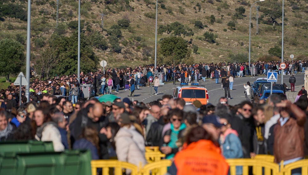 Cola kilométrica en Plasencia para despedir a Robe Iniesta 