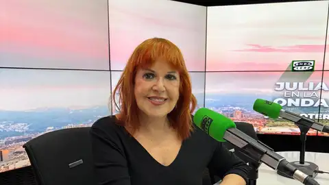 La actriz y cantante Loles León en Julia en la Onda La actriz y cantante Loles León en Julia en la Onda