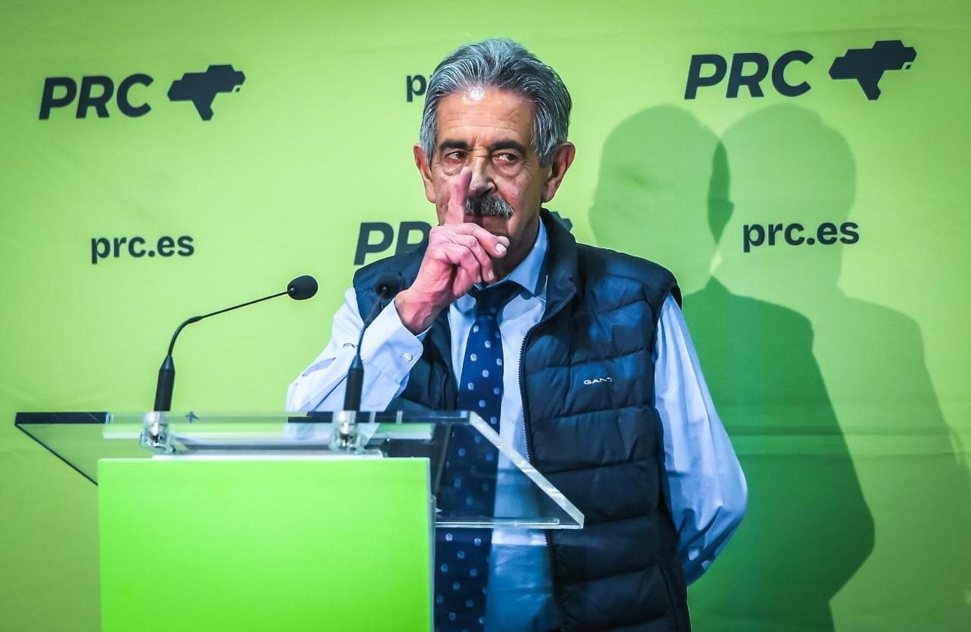 Revilla a Buruaga tras su 'amenaza' de adelantar elecciones: "¡Atrévase, hágalo, pero faroles no!" Revilla a Buruaga tras su 'amenaza' de adelantar elecciones: "¡Atrévase, hágalo, pero faroles no!"