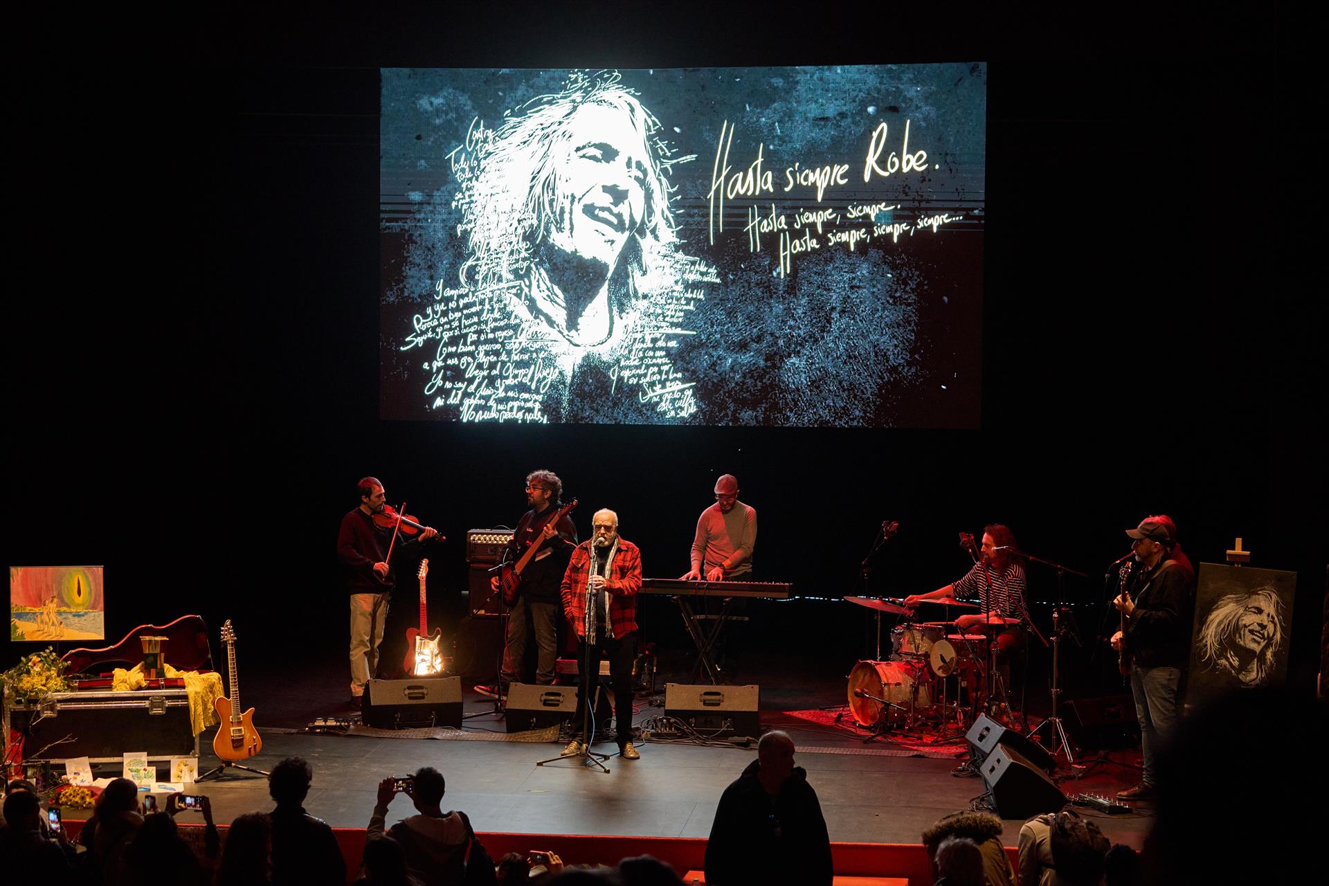 Miles de seguidores y largas colas para homenajear a Robe Iniesta este domingo en Plasencia Miles de seguidores y largas colas para homenajear a Robe Iniesta este domingo en Plasencia