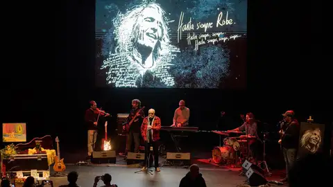 Miles de seguidores y largas colas para homenajear a Robe Iniesta este domingo en Plasencia Miles de seguidores y largas colas para homenajear a Robe Iniesta este domingo en Plasencia