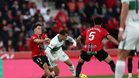 Germán Valera intenta deshacerse de la defensa rival en el Mallorca-Elche. Germán Valera intenta deshacerse de la defensa rival en el Mallorca-Elche.