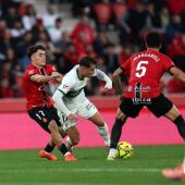 Germán Valera intenta deshacerse de la defensa rival en el Mallorca-Elche.
